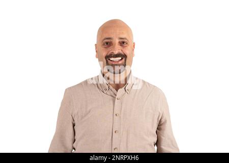 Homme généralement souriant, portrait d'homme caucasien généralement souriant. Un beau homme du millénaire chauve riant à voix haute. Montrant ses dents blanches droites. Banque D'Images