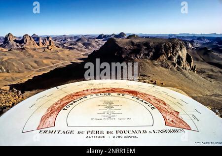 Vue sur les montagnes de Hoggar depuis l'Ermitage du Pére de Foucauld à l'Assekrem, en Algérie. Assekrem est un haut plateau dans les montagnes de Hoggar, dans le sud de l'Algérie Banque D'Images