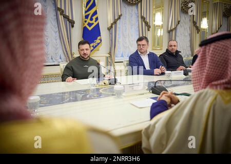 Kiev, Ukraine. 26th févr. 2023. Le président ukrainien Volodymyr Zelenskyy, à gauche, tient une réunion bilatérale élargie avec le ministre saoudien des Affaires étrangères, le prince Faisal bin Farhan Al Saoud, et des délégués au palais Mariinsky, à 26 février 2023, à Kiev, en Ukraine. Crédit: Pool photo/Bureau de presse présidentiel ukrainien/Alamy Live News Banque D'Images