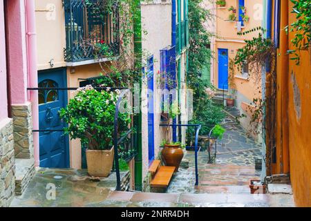 Jolies maisons méditerranéennes anciennes avec des volets colorés dans un village pittoresque de Collioure, en France. Balcons colorés rouge, jaune et bleu Banque D'Images