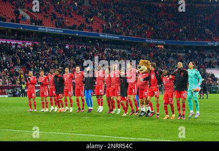 L'équipe FCB fête avec les fans du match FC BAYERN MUENCHEN - 1. FC UNION BERLIN 1.Ligue allemande de football le 26 février 2023 à Munich, Allemagne. Saison 2022/2023, match jour 22, 1.Bundesliga, FCB, München, 20.balise Spieltag. © Peter Schatz / Alamy Live News - LE RÈGLEMENT DFL INTERDIT TOUTE UTILISATION DE PHOTOGRAPHIES comme SÉQUENCES D'IMAGES et/ou QUASI-VIDÉO - Banque D'Images