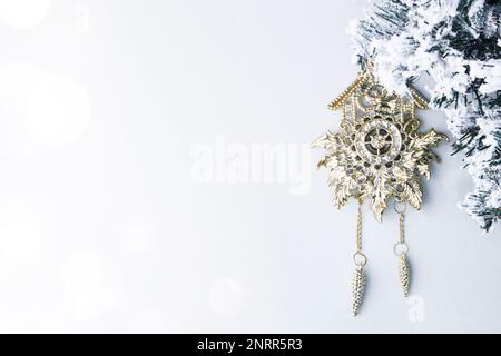 Horloge de style rétro sur sapin de neige décoré. Carte de vœux Joyeux noël et joyeux nouvel an avec espace pour le texte. Arrière-plan abstrait de Noël Banque D'Images