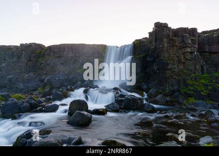 Vue imprenable sur la cascade d'Oxararfoss dans le parc national de Thingvellir. Image pittoresque de paysage naturel magnifique. Attraction touristique populaire. Islande, UE Banque D'Images