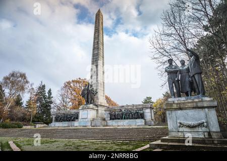 Monument de l'armée soviétique pour la Seconde Guerre mondiale à Sofia à la soirée d'automne, Bulgarie, Europe de l'est Banque D'Images