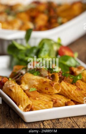 Pâtes rigatoni au gratin avec sauce bolognaise Banque D'Images