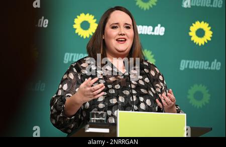 Berlin, Allemagne. 27th févr. 2023. Ricarda Lang, présidente fédérale de Bündnis 90/Die Grünen, prend la parole lors d'une conférence de presse après les réunions du comité de son parti. Credit: Julian Weber/dpa/Alay Live News Banque D'Images