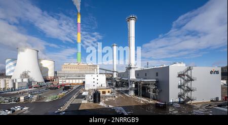 Chemnitz, Allemagne. 27th févr. 2023. Vue de la nouvelle centrale de cogénération de moteurs (MHKW) sur le site du fournisseur d'énergie 1. La nouvelle centrale du site CHP comprend sept modules et atteint une puissance thermique d'environ 80 mégawatts et une puissance électrique d'environ 88 mégawatts. L'usine fonctionne actuellement en mode test et doit être mise en service en juin. Credit: Hendrik Schmidt/dpa/Alay Live News Banque D'Images