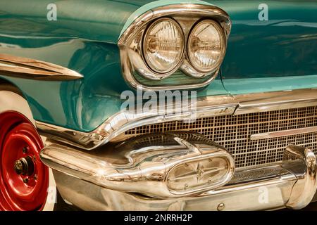 Vue latérale avant d'une voiture classique vert vintage avec garnitures chromées Banque D'Images