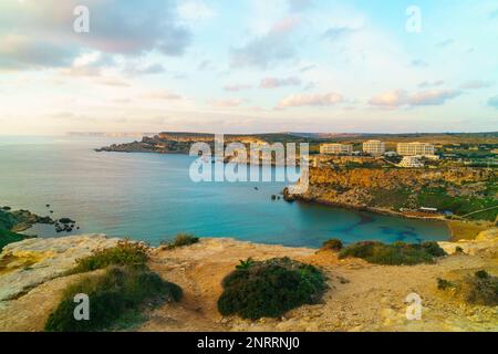 Panorama de la baie de Gnejna et de la baie d'Or, les deux plus belles plages de Malte en soirée d'été avec un beau ciel nuageux. Mgarr, Malte. Banque D'Images