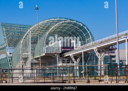 Gare de verre, monorail, service de navette de personnes qui emmène les personnes entre Piazzale Roma et le port de croisière de Venise à Venise, Italie en février Banque D'Images