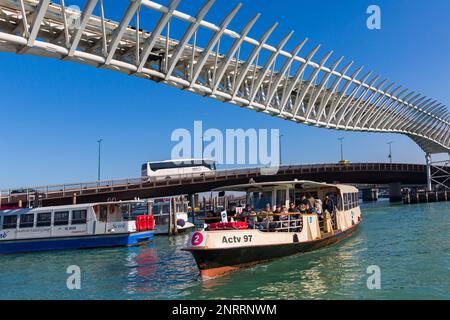 Chemin de fer moderne à monorail surélevé du système de transport public de Venice People Mover entre Piazzale Roma et le port de croisière de Venise à Venise, Italie Banque D'Images