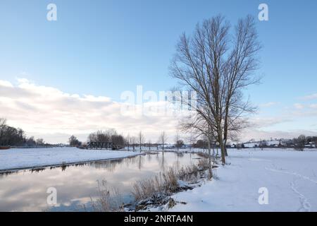 Scène d'hiver sur la rivière Waveney près de Mendham, Suffolk, Royaume-Uni Banque D'Images