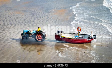 BOGNOR REGIS, Royaume-Uni, 27th février 2023, Royaume-Uni Météo : un pêcheur côtier arrange son bateau en bois depuis la mer après avoir navigé pendant une journée d'hiver avec le soleil qui brille mais un vent froid qui souffle. Credit: Andy Soloman/Alamay Live News Banque D'Images