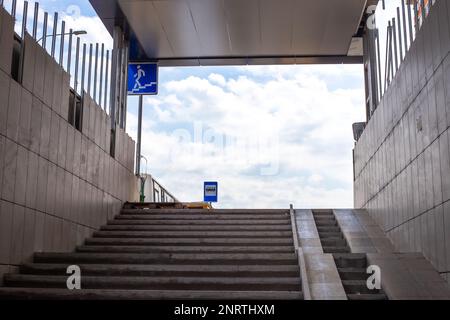 Passage souterrain avec marches vers le haut. Infrastructure de la ville avec trafic lourd. Banque D'Images