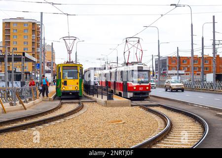 Deux tramways s'arrêtaient à la station de tramway sur la nouvelle ligne de Krasnodar, en Russie-28.04.2022 Banque D'Images