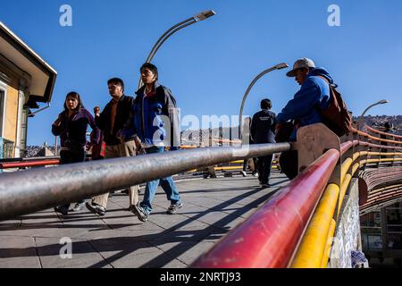 Pont piétonnier, dans l'Avenida Mariscal Santa Cruz, La Paz, Bolivie Banque D'Images