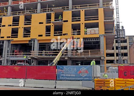 Immeuble d'appartements City Club, une tour résidentielle de 23 étages, construction sur l'avenue Euclid dans le centre-ville de Cleveland, Ohio, États-Unis sur 23 février 2023. Banque D'Images