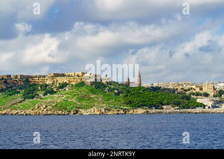 Île Gozo, Malte. Printemps temps bleu ciel nuageux, herbe verte jeune et vue à Mgarr, «Bethléem» à Ghajnsielem et fort Chambray. Vue sur la mer horizonta Banque D'Images