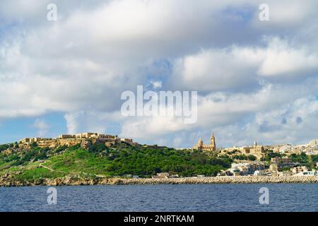 Île Gozo, Malte. Printemps temps bleu ciel nuageux, herbe verte jeune et vue à Mgarr, «Bethléem» à Ghajnsielem et fort Chambray. Vue sur la mer horizonta Banque D'Images