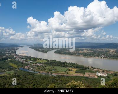 La vue panoramique de la haute montagne à la petite ville près de la grande rivière dans la chaîne de montagnes, vue de face avec l'espace copie. Banque D'Images