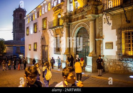 Façade principale de la Casa de la Moneda, en arrière-plan Torre de la Compañia de Jésus, Potosi, Bolivie Banque D'Images