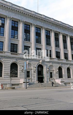 Entrée principale de la succursale principale de la bibliothèque publique de Cleveland sur Superior Avenue dans le centre-ville de Cleveland, Ohio, États-Unis. La bibliothèque a été fondée en 1869. Banque D'Images