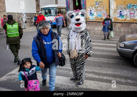 Les artistes de rue, la police et les piétons, scène de rue à calle Bolivar, à la rue Bustillos, Potosi, Bolivie Banque D'Images