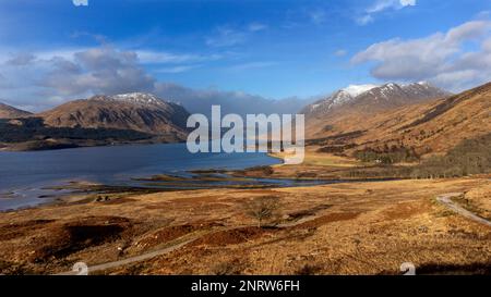 Loch Etive entre les montagnes de Beinn Trilleachan et Ben Starav.in les montagnes de Grampian, Loch Etive regardant au nord-est de Sron nam Feannag Banque D'Images