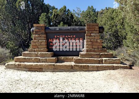 Panneau d'entrée au parc national de Mesa Verde dans le sud-ouest du Colorado, États-Unis. Banque D'Images