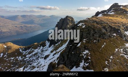 Vue depuis le sommet du Cobbler (Beinn Artair) ou de Ben Arthur, près de la tête du Loch long à Argyll & Bute, en Écosse Banque D'Images