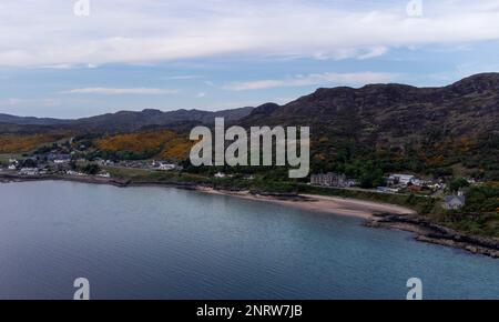 Gairloch Beach, avec l'hôtel Gairloch en photo. Gairloch est l'un des principaux villages de la route North Coast 500. Wester Ross, Écosse Banque D'Images