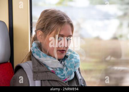Gros plan d'une jeune femme dans un train (modèle relâché) Banque D'Images