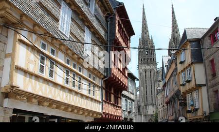 maisons anciennes et cathédrale gothique à quimper en bretagne (france) Banque D'Images