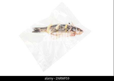 Pêchez avec du léman et du romarin dans un emballage sous vide pour cuire du suvid sur fond blanc Banque D'Images