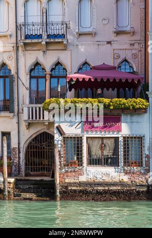 L'hôtel Al Ponte Antico est situé sur le Grand Canal près du pont du Rialto à Venise, en Italie, en février Banque D'Images