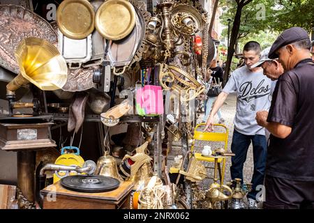 Antiquaire, à El Hueco zone commerçante, l'avenue de Carabobo, Medellin, Colombie Banque D'Images