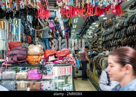El Hueco shopping area, accès à l'un des centres commerciaux El Hueco, Carabobo avenue, Medellin, Colombie Banque D'Images