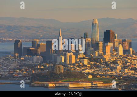 Le soleil de l'après-midi atteint les gratte-ciel du centre-ville de San Francisco Banque D'Images