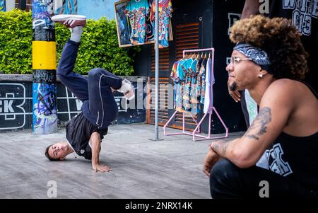 Le noir et blanc C-13, des danseurs de Hip Hop, art de rue, Comuna 13, Medellín, Colombie Banque D'Images