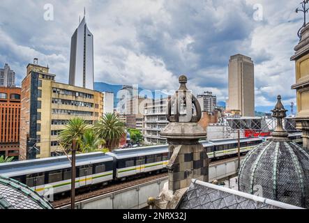 Métro, métro, une ligne entre Prado et de l'hôpital gare, centre-ville, Skyline, Medellin, Colombie Banque D'Images