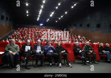 Non exclusif: KIEV, UKRAINE - 26 FÉVRIER 2023 - Président de la Chambre de commerce et d'industrie ukrainienne Gennadiy Chyzhykov (2nd L), Ambassadeur Banque D'Images