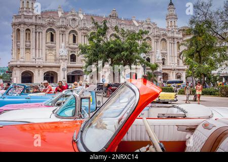 Scène de rue à Parque Central, en arrière-plan appelé Théâtre Grand Théâtre Garcia Lorca ou Gran Teatro de La Habana , Quartier Centro Habana, La Habana Banque D'Images