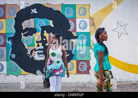 Les femmes et la propagande politique,face de Che Guevara, peint sur un mur de la rue, La Habana, Cuba Banque D'Images