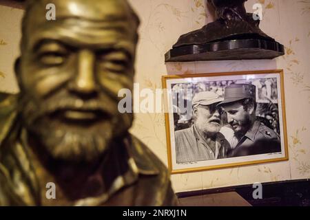 Statue d'Ernest Hemingway à son bar favori, appelé Floridita. Et photographie d'Ernest Hemingway et Fidel Castro, Habana Vieja, La Habana, Cuba Banque D'Images