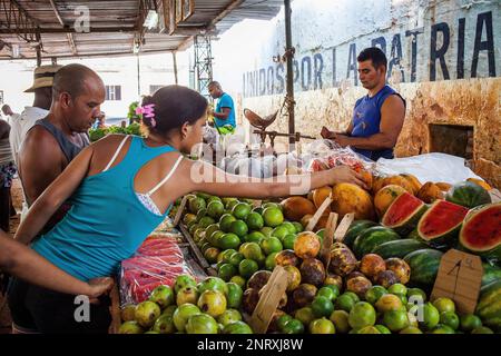 Fruits et légumes frais sur le marché, de décrochage, en arrière-plan de la propagande politique, La Habana Vieja, La Habana, Cuba Banque D'Images