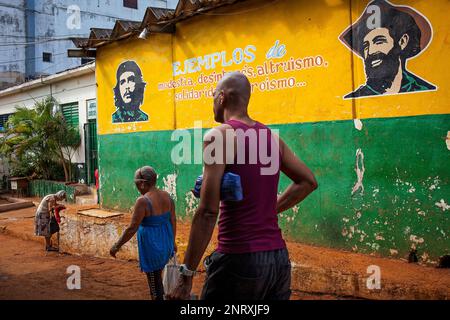 La propagande politique. Visages de Cienfuegos y Che, peint sur un mur de la rue,Habana Vieja, La Habana, Cuba Banque D'Images