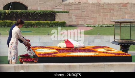 New Delhi, Inde. 27th févr. 2023. La princesse couronne du Danemark Mary Elizabeth rend des hommages floraux au mémorial Mahatma Gandhi de Rajghat à New Delhi. Le prince héritier danois et la princesse arrivent pour une visite officielle à New Delhi, en Inde, de 26 février-2 mars. La visite est la première de la famille royale danoise depuis deux décennies. Crédit : SOPA Images Limited/Alamy Live News Banque D'Images