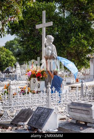 Priant à Amelia la vierge miracle, à Cementerio Cristobal Colon, Colon Cimetière, La Habana, Cuba Banque D'Images