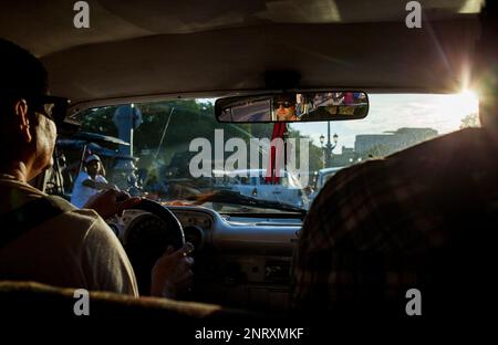 Taxi à la rue Consulado,près de El Capitolio,Quartier Centro Habana, La Havane, Cuba Banque D'Images