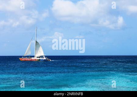 Plage de Palm, Noord, Aruba - 10 mars 2022. Un bateau d'excursion en catamaran dans la mer des Caraïbes, au large de la côte d'Aruba Banque D'Images